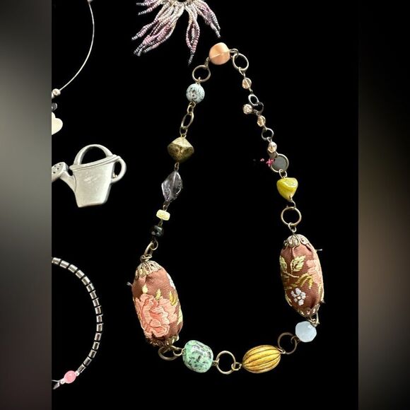 Vintage Jewelry lot 11 pieces- 4 necklaces-2 earrings-2 pins 3 bracelets fab - Picture 9 of 11